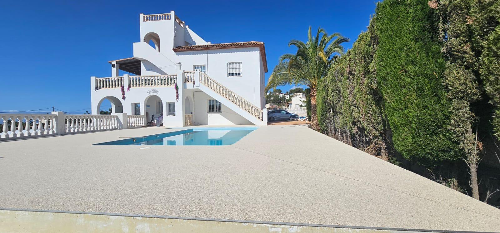 Moqueta de piedra exterior instalada por JL Hábitad en chalet con piscina: pavimento continuo, drenante y sin quemar los pies al sol